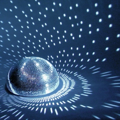 Esfera prateada tipo discoteca refletindo luzes brancas num fundo azul