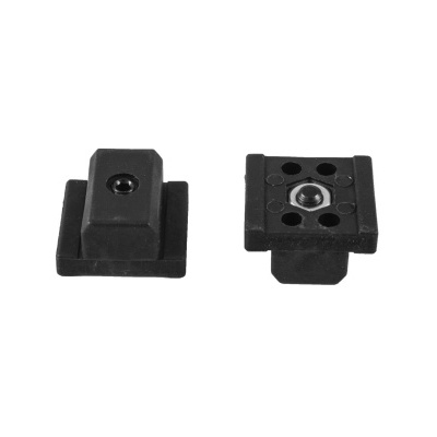 Dois acessórios quadrados em plástico preto com parafusos centrais