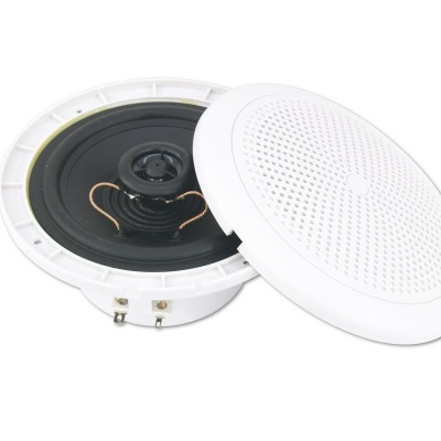 Coluna de teto branca redonda com grelha perfurada e cone preto visível