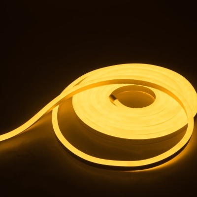 Rolo de fita LED amarela enrolada sobre fundo preto