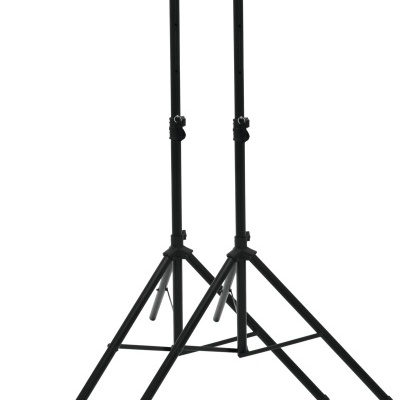 Par de tripés pretos metálicos com pernas reguláveis