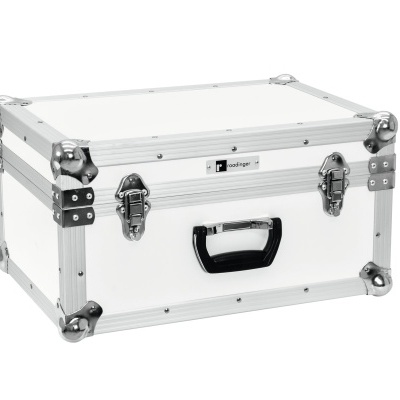 Mala de transporte branca com cantos em metal e pega preta