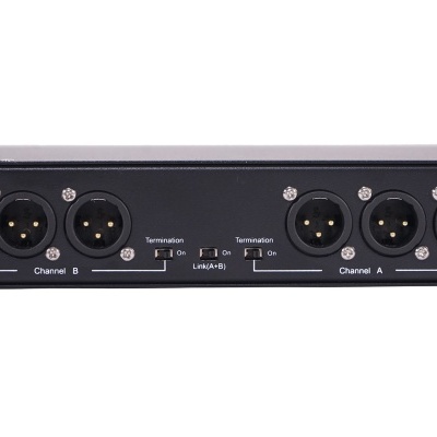 Equipamento eletrónico preto com conectores XLR e etiquetas para canais A e B.