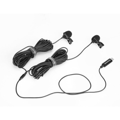 Par de microfones de lapela negros com clips e cabos enrolados