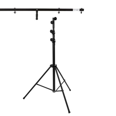 Tripé preto ajustável para iluminação com barra horizontal e ganchos