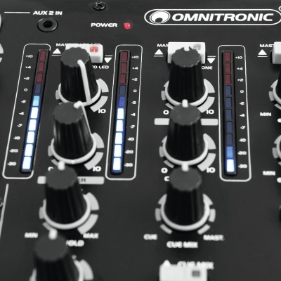 Mesa de mistura de áudio preta da marca OMNITRONIC com botões e sliders