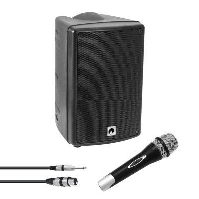 Coluna preta, microfone preto e cinzento e cabo de áudio preto sobre fundo branco