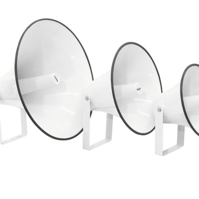 Conjunto de três megafones brancos com borda preta e suporte branco