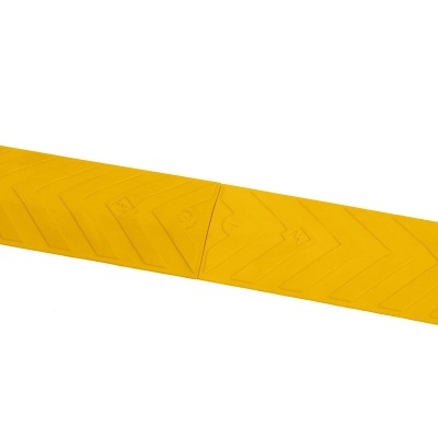 Piso táctil amarelo com textura em padrão de setas e símbolos de acessibilidade