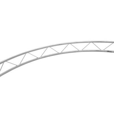 Estrutura metálica em arco prateada com barras diagonais