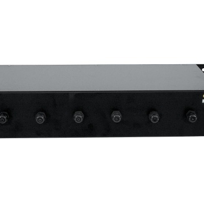 Equipamento eletrónico preto com seis conectores frontais e etiqueta amarela BECI