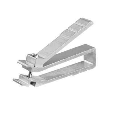 Alicate metálico cinzento sobre fundo branco