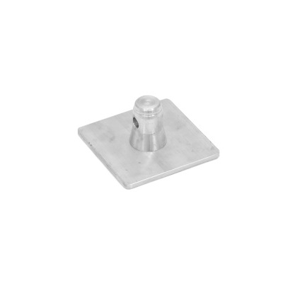 Peça metálica quadrada com suporte cónico central sobre fundo branco