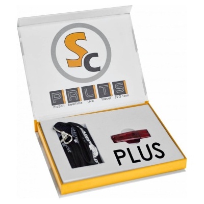 Caixa branca e amarela aberta com dispositivo PLUS, pendrive vermelho e fecho preto dentro.