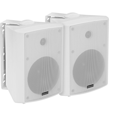 Par de colunas de som brancas com grelha frontal e suportes de parede