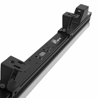 Suporte de montagem para televisão preto com marcações e texto