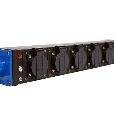 Filtro de energia preto com seis tomadas e conector azul