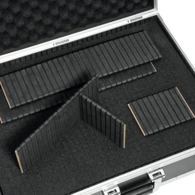 Mala preta com interior de espuma e peças retangulares com ranhuras