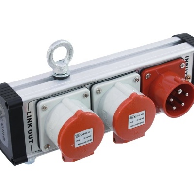 Barra com tomadas e ficha elétrica vermelhas em estrutura metálica prateada