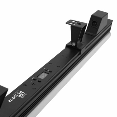 Barra de luz LED preta com suporte metálico