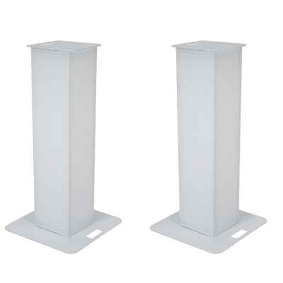 Dois purificadores de ar brancos retangulares com base quadrada