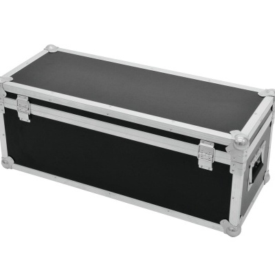 Estojo rígido preto com cantos metálicos e fechos prateados