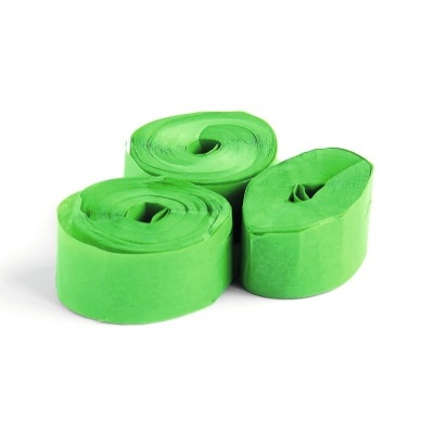 Três rolos de sacos de plástico verdes sobre fundo branco