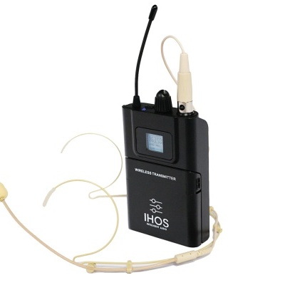 Transmissor sem fio preto com microfone cabeça bege e antena