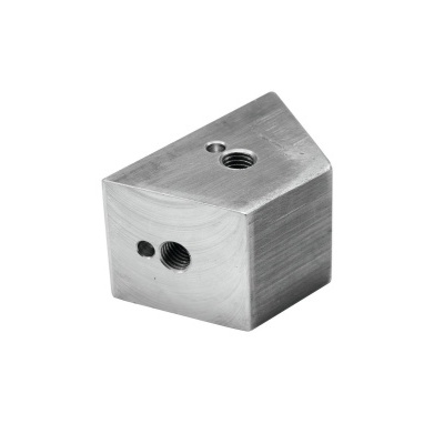 Bloco metálico trapezoidal prateado com orifícios roscados em fundo branco