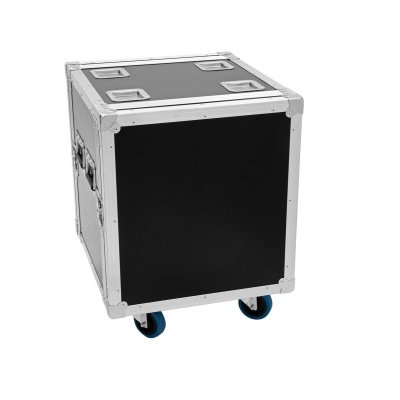 Caixa de transporte preta com bordas metálicas e rodas azuis sobre fundo branco