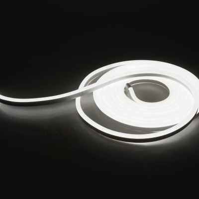 Fita LED branca enrolada em carretel com luz acesa