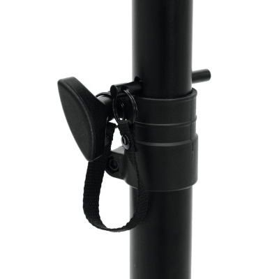 Fecho de plástico preto com alça de tecido presa a um poste tubular preto