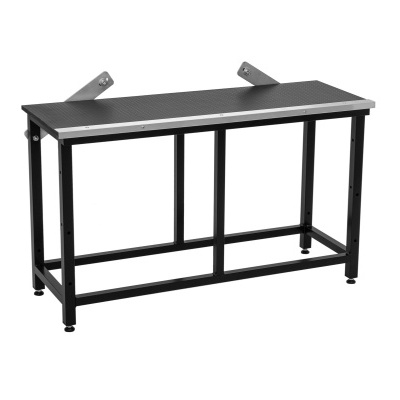 Bancada de trabalho metálica preta com tampo escuro e dois suportes inclinados