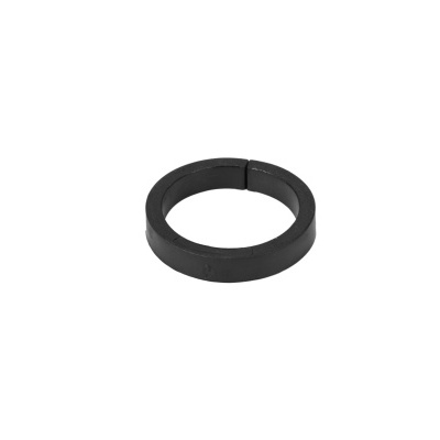 Peça circular preta com ranhura sobre fundo branco