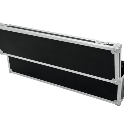 Mala de transporte preta com estrutura metálica prateada aberta