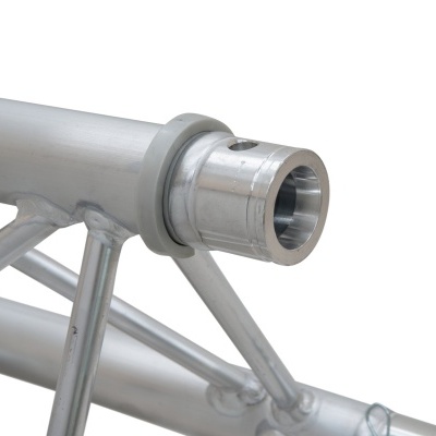 Estrutura tubular metálica prateada com soldaduras e anel cinza