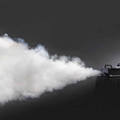 Máquina de fumo preta MPJ emitindo fumo branco