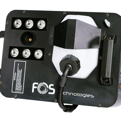 Máquina preta para efeito de nevoeiro com LEDs e cabo