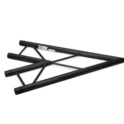 Estrutura triangular metálica preta com tubos cilíndricos sobre fundo branco.