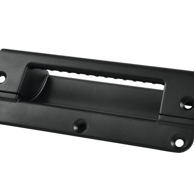 Puxador de plástico preto com alça integrada e quatro furos para fixação