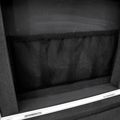 Interior de estojo com tecido preto e painel de malha