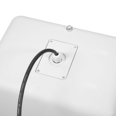 Objeto branco com cabo preto fixado e fundo branco