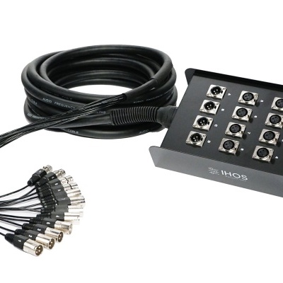 Caixa de distribuição de áudio preta com cabo e conectores XLR