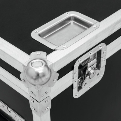 Maleta preta com armação metálica prateada e fechadura em metal