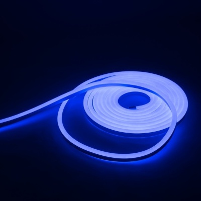 Tira de luz LED flexível azul enrolada