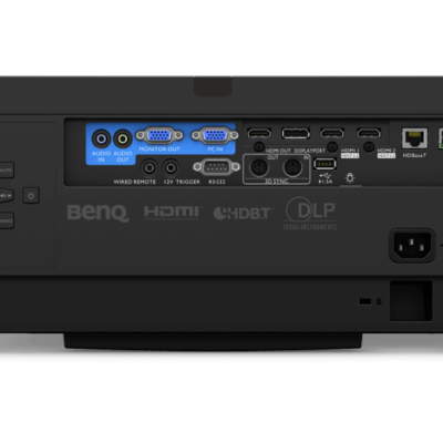 Parte traseira de projetor preto BenQ com várias portas e etiquetas visíveis