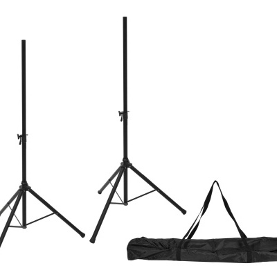 Dois tripés pretos e uma bolsa preta de transporte num fundo branco