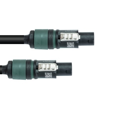 Cabos pretos com conectores verdes e pretos e etiquetas QR