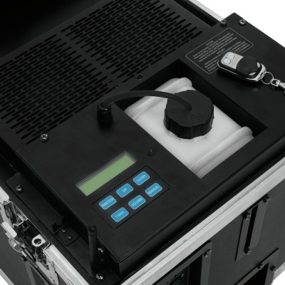 Equipamento eletrónico com visor digital, botões azuis, reservatório e comando remoto preto numa estrutura metálica.