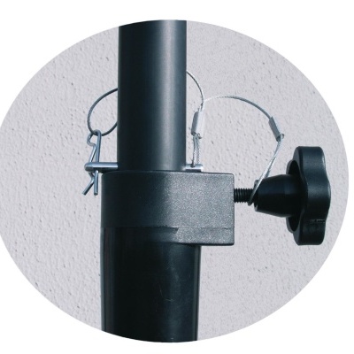 Sistema de fixação metálico e plástico preto com manípulo de aperto e argolas em fundo branco.